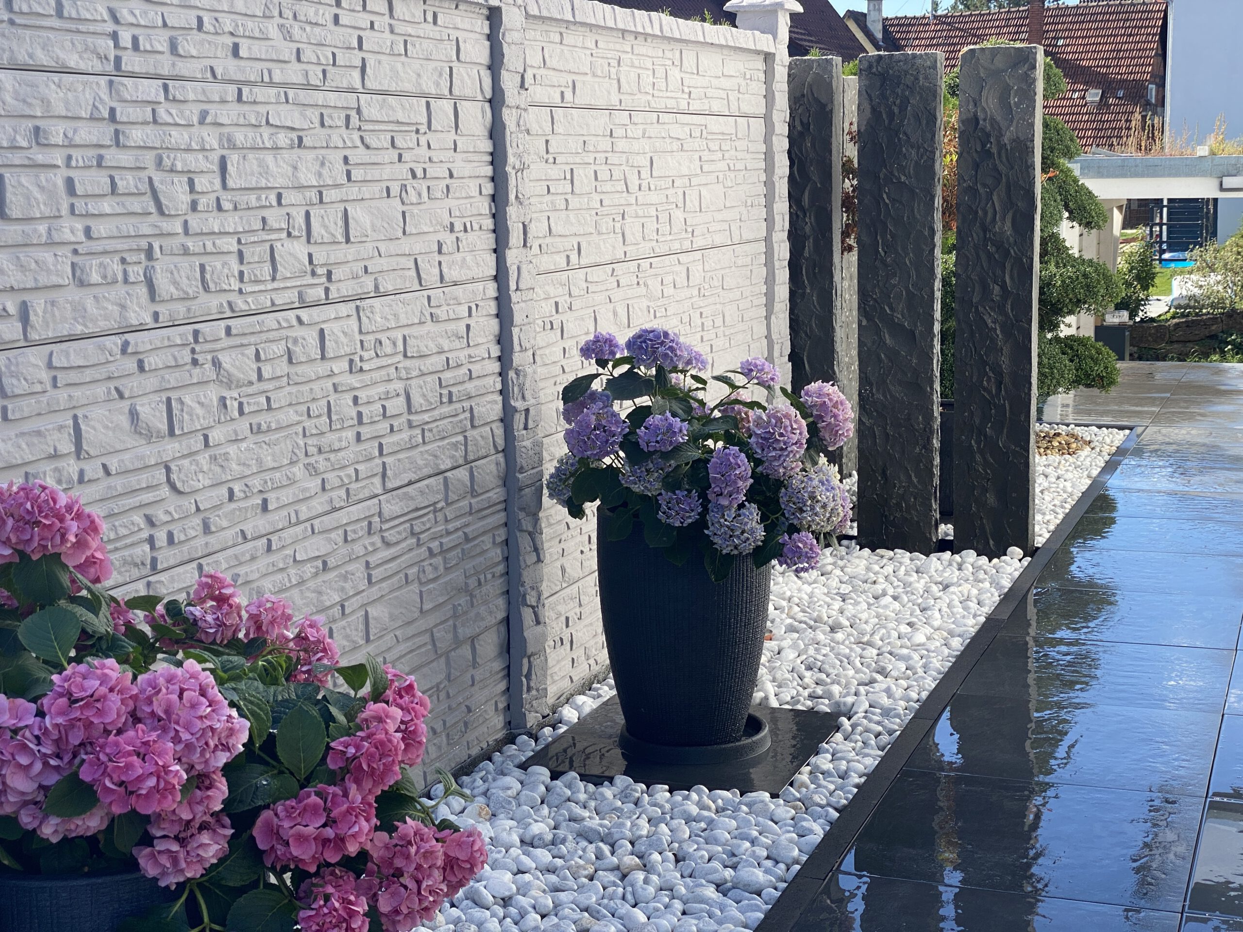 Sichtschutz und Gartengestaltung mit Gartenbeleuchtung